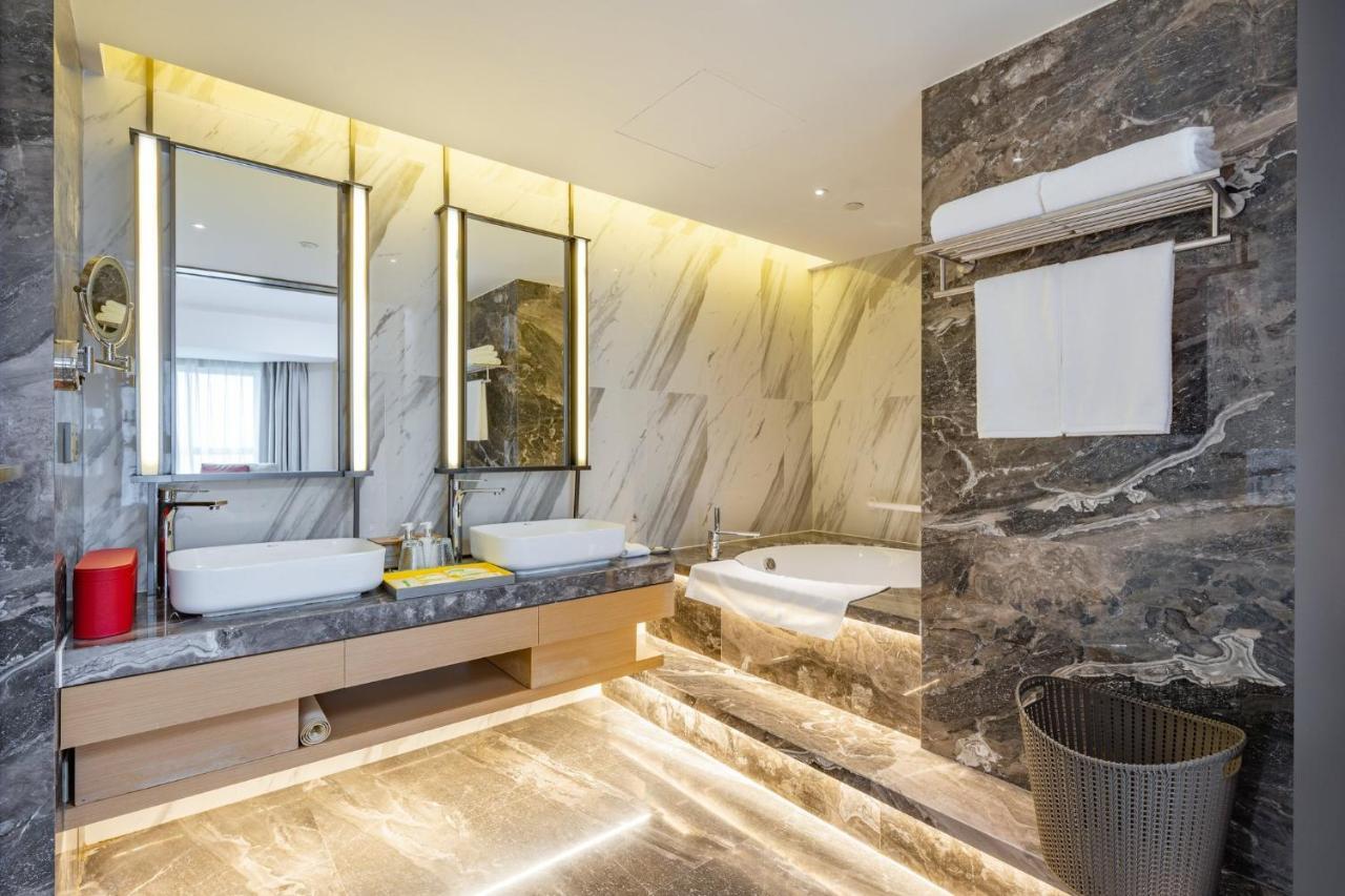 Holiday Inn Shanghai Huaxia By Ihg - Overlooking City Scenery At Sky View Restaurant Eksteriør bilde