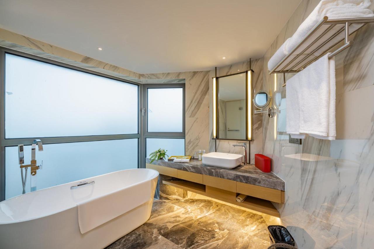 Holiday Inn Shanghai Huaxia By Ihg - Overlooking City Scenery At Sky View Restaurant Eksteriør bilde