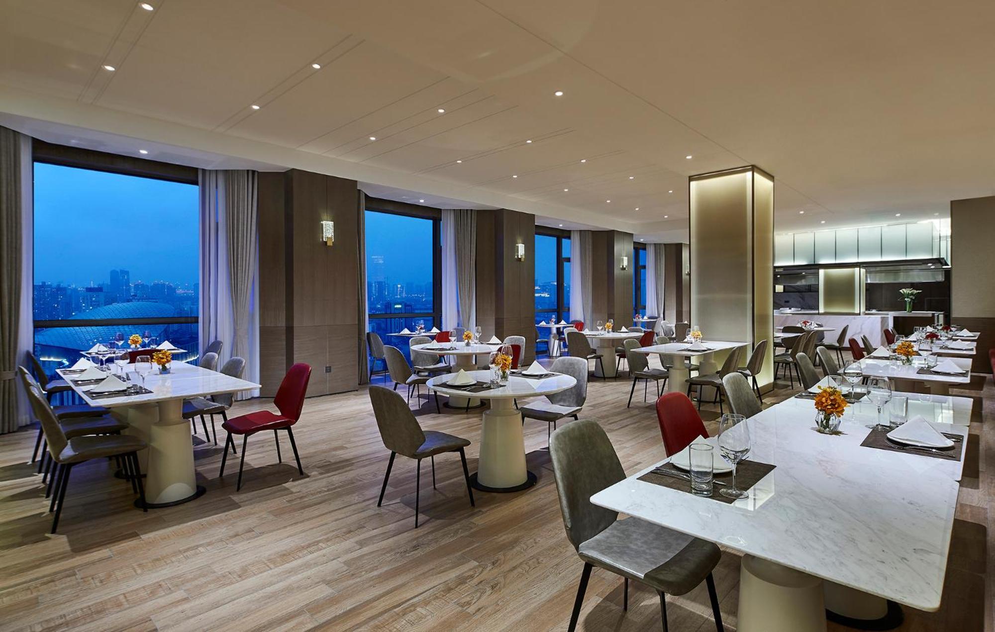 Holiday Inn Shanghai Huaxia By Ihg - Overlooking City Scenery At Sky View Restaurant Eksteriør bilde