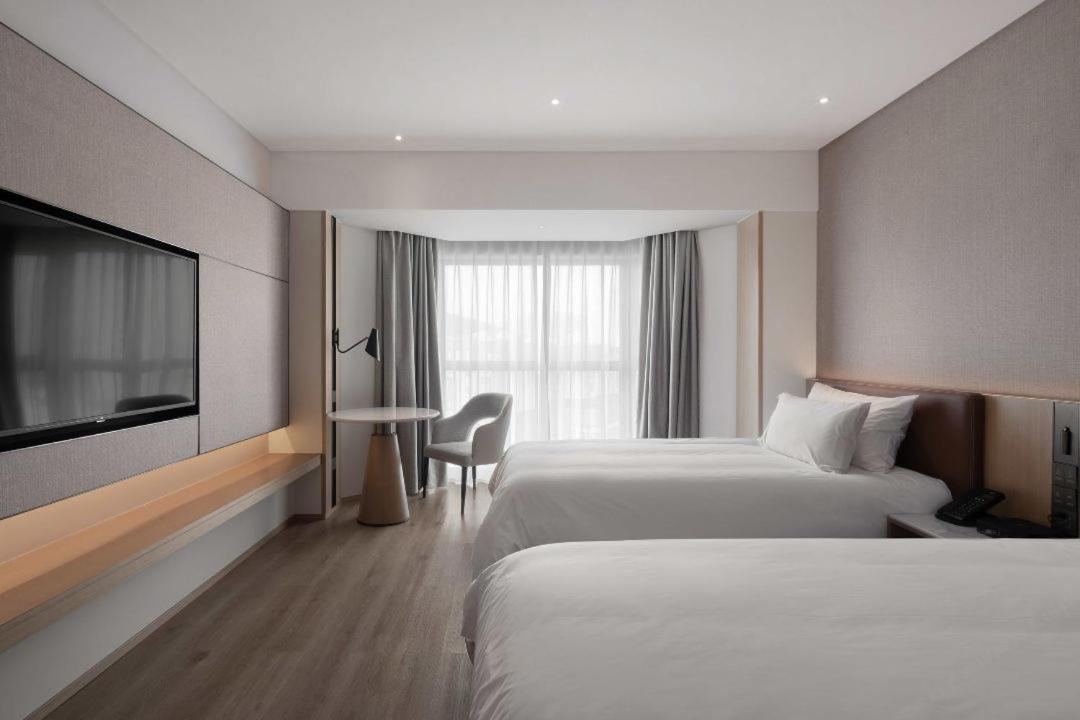 Holiday Inn Shanghai Huaxia By Ihg - Overlooking City Scenery At Sky View Restaurant Eksteriør bilde