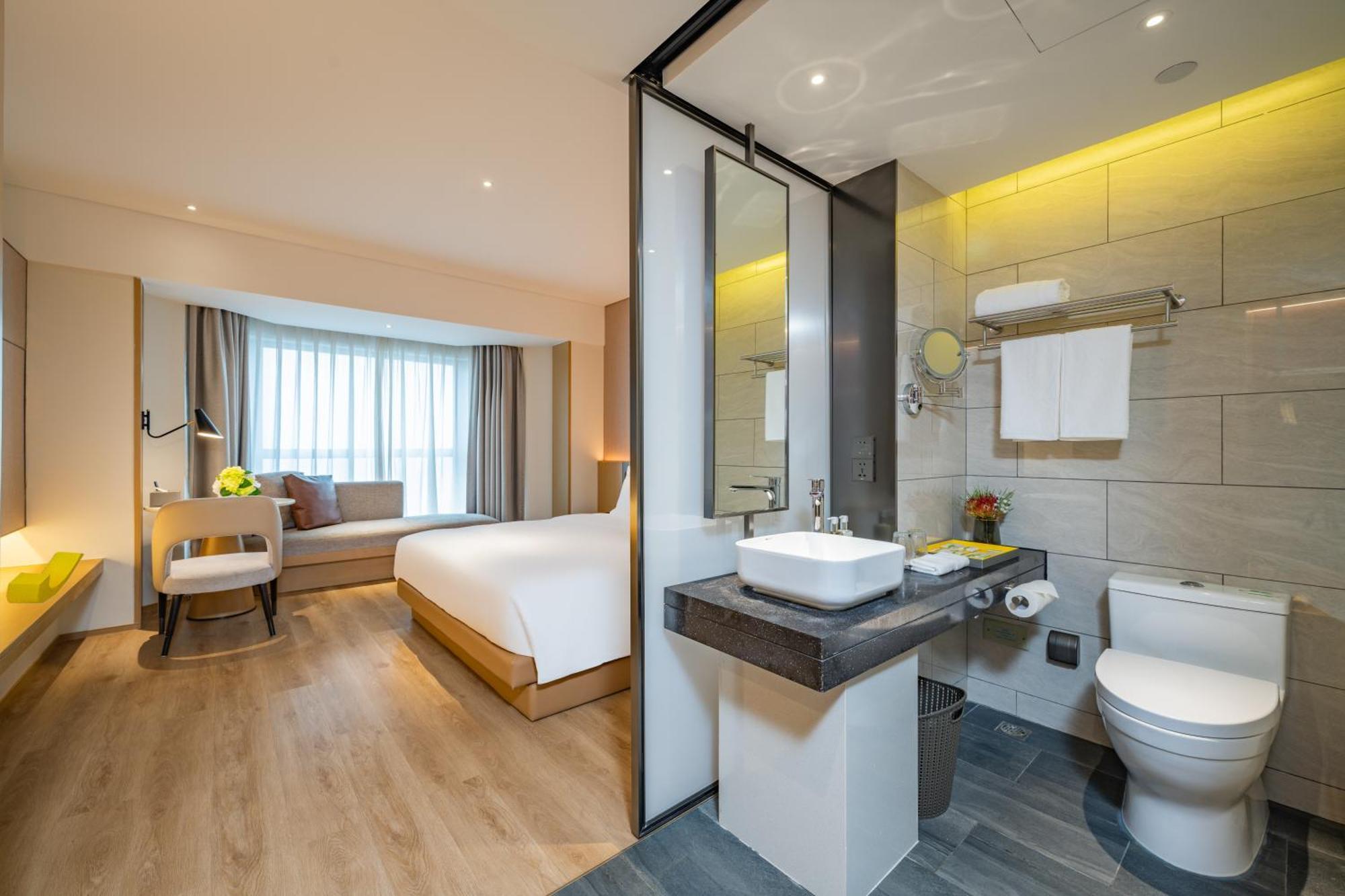 Holiday Inn Shanghai Huaxia By Ihg - Overlooking City Scenery At Sky View Restaurant Eksteriør bilde